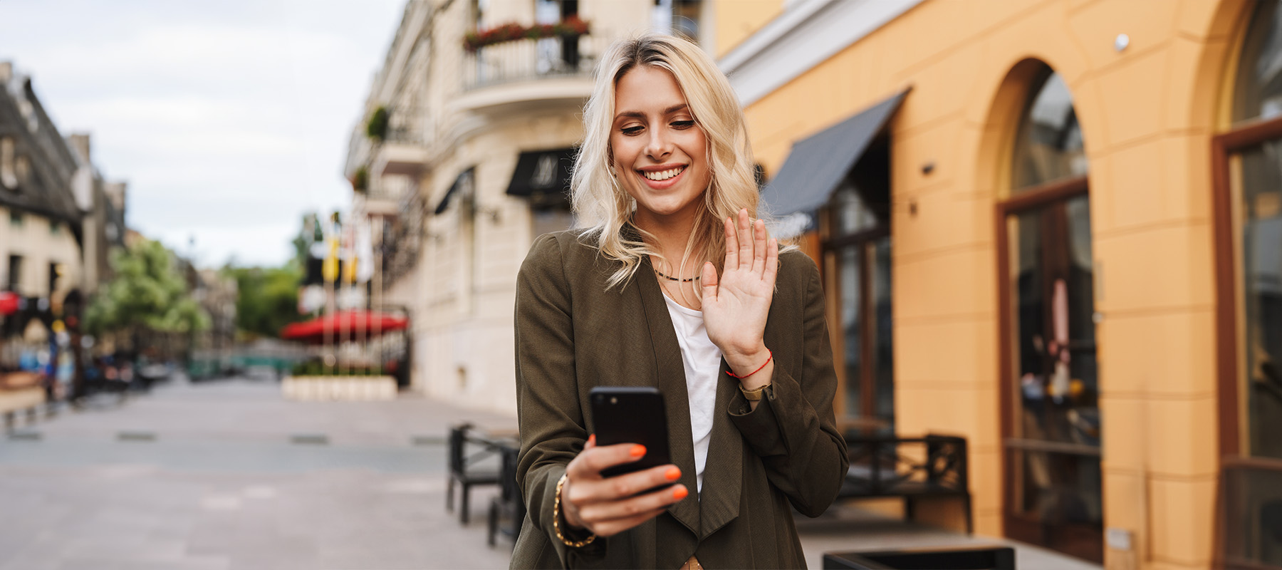 mujer con teléfono móvil viendo como ocultar likes en instagram