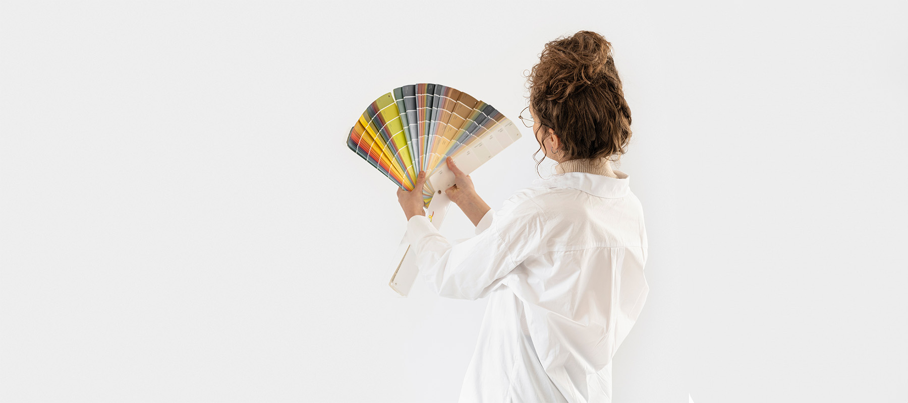 mujer mirando paleta de color para acertar con los colores del branding