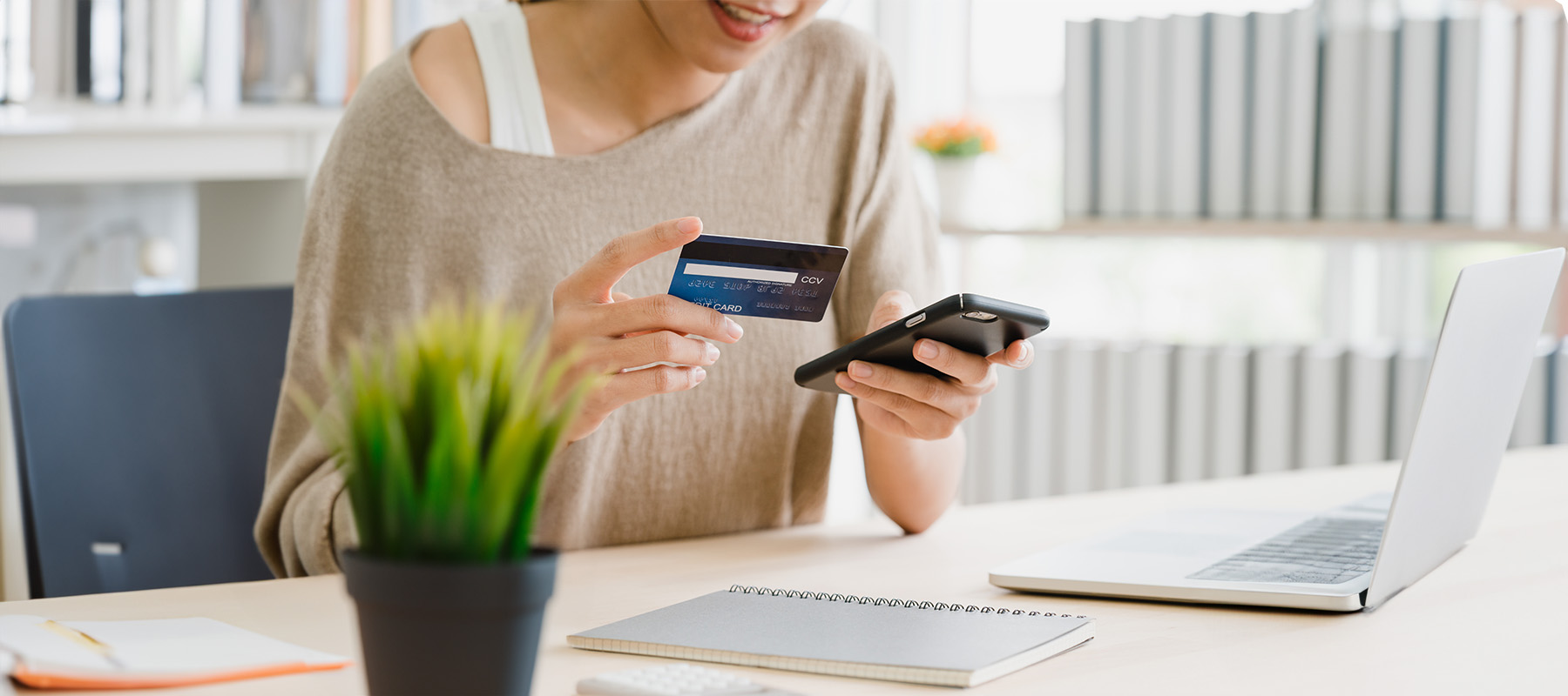 mujer comprando online con tarjeta de crédito para aumentar el ticket medio