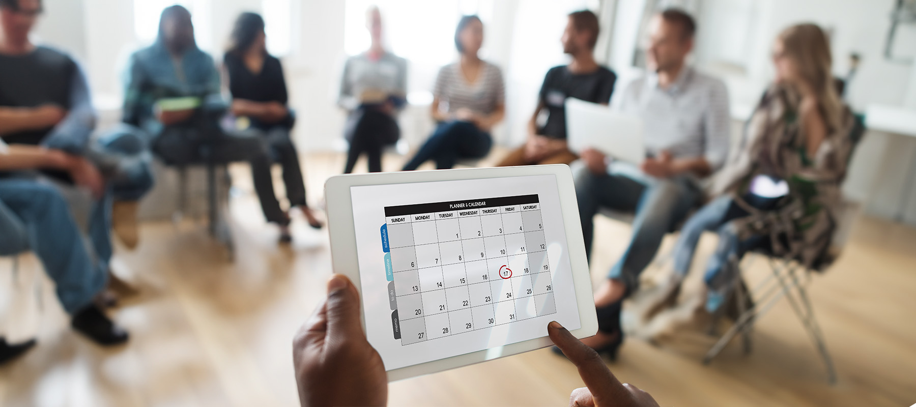 reunión de personas viendo el calendario de marketing en una tablet