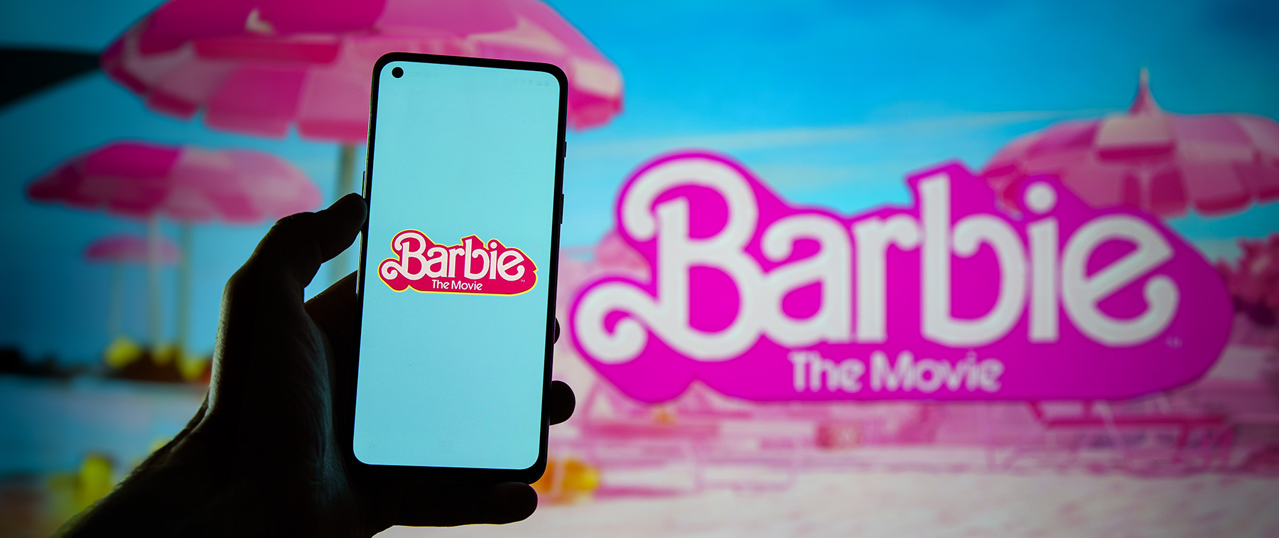 Película de Barbie en pantalla y móvil