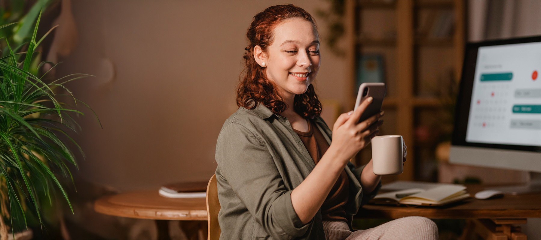 mujer con portátil mirando las novedades de Instagram este 2025 en su móvil