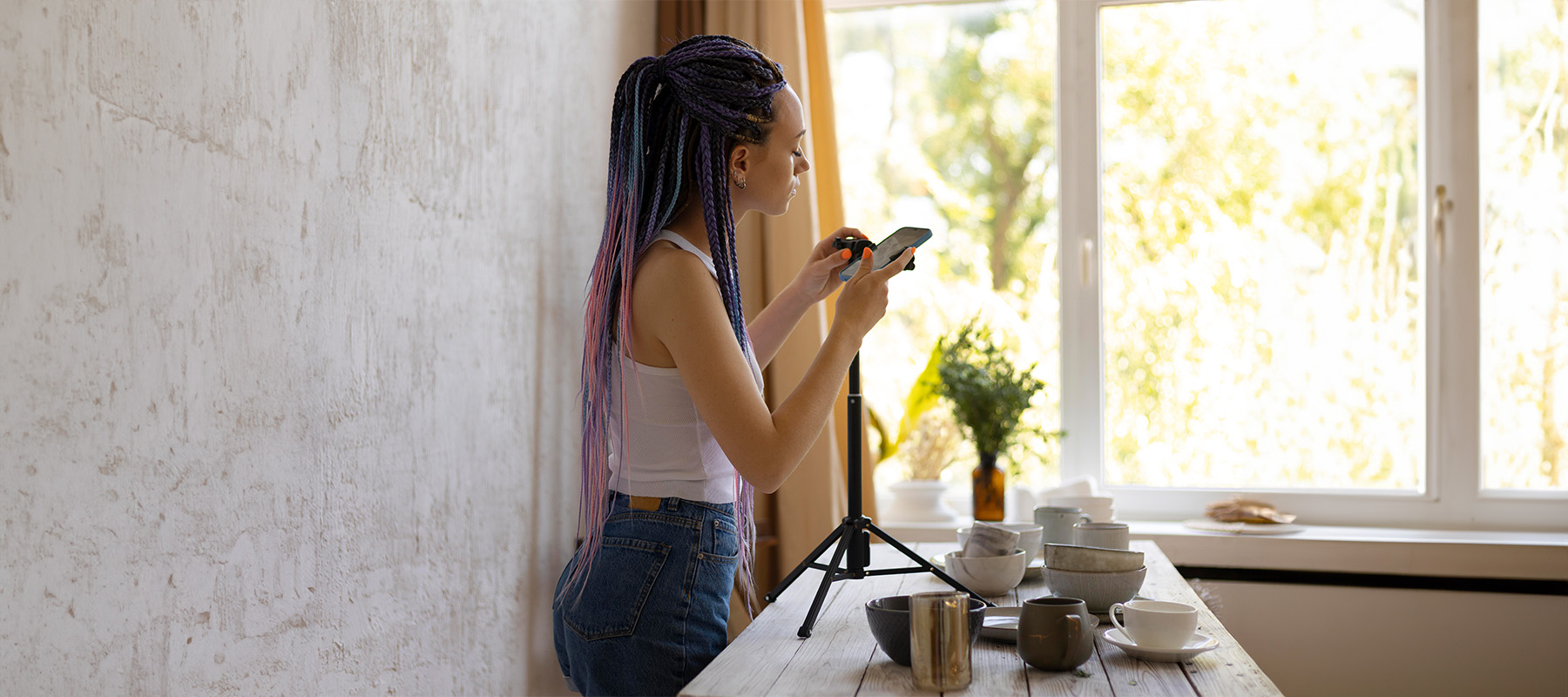 mujer grabando sus productos para una cuenta de TikTok de empresa