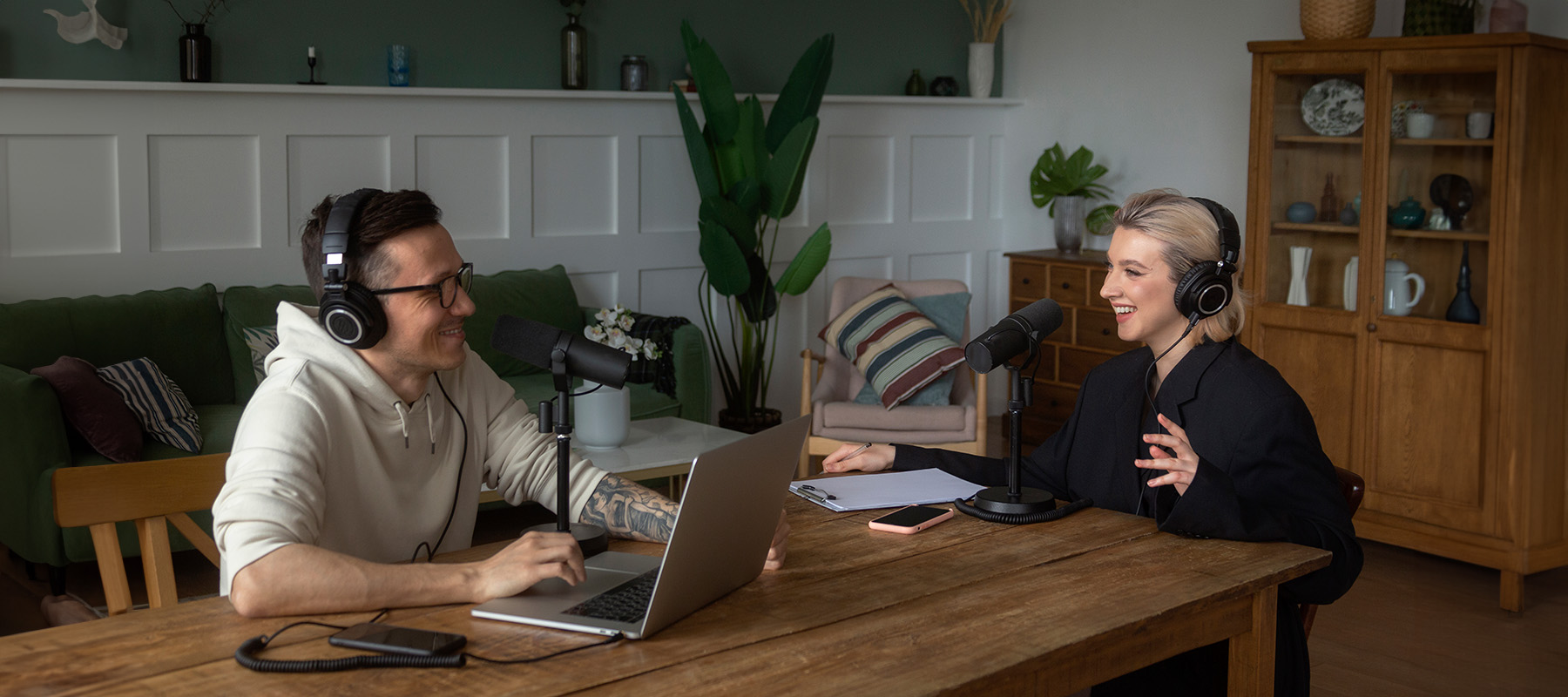 hombre y mujer grabandi un videopodcast